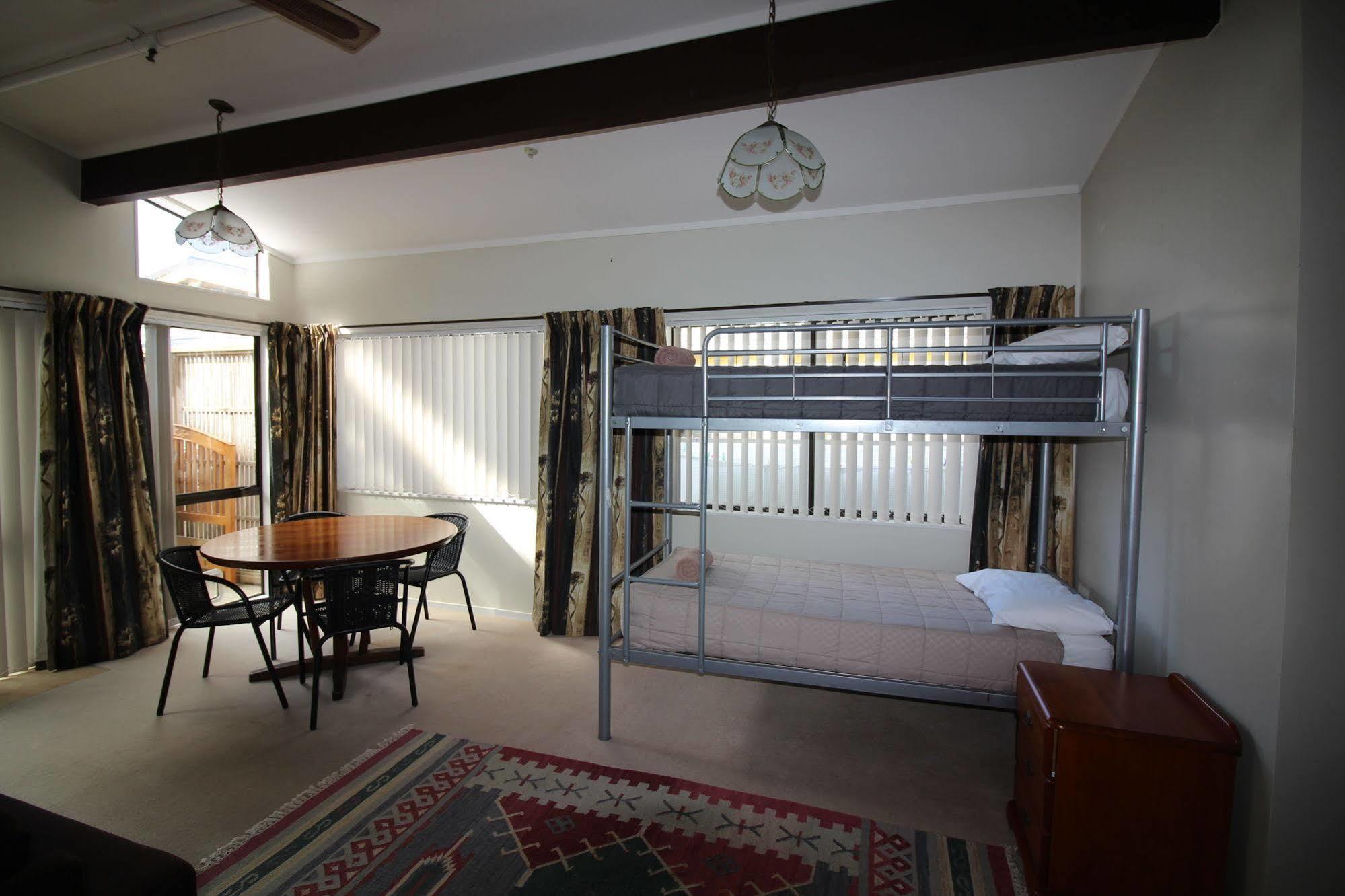 Yha Sunflower Lodge New Plymouth Exterior photo